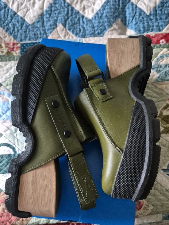Sorel Shoes - Sorel Roam'n Clog in Olive and Black